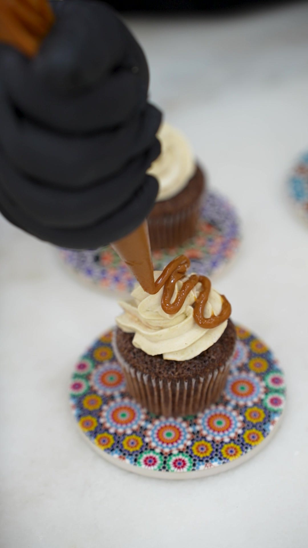 Sahar dresse un cupcake à l'atelier O'Sweet, à Témara