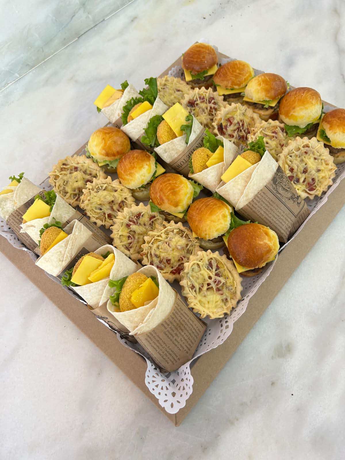 Plateau salé Trio Gourmand : quiches, mini-burgers et wraps