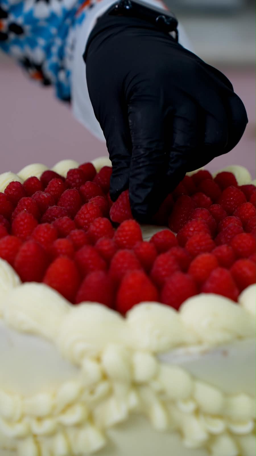 Gâteau italien de mariage — framboises fraîches posées à la main, gant noir signature